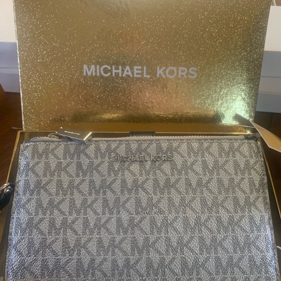 Michael kors wristlet - Picture 3 of 5